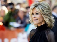 Jane Fonda vyzerá vo svojom veku obdivuhodne a to jej siaha na osemdesiatku