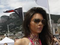 Krásna Kendall počas pretekov v Monaku
