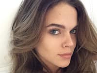 Viktória má súmerné črty tváre a je prirodzene fotogenická