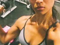 Len pred pár dňami zavesila Shanina na Instagram svoju fotografiu z posilňovne, kde ukazuje svetu svoje bicepsy a namakané brušné svaly