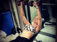 Napriek strachu z úbytku hmotnosti, ktorú zapríčinila rakovina sa rozhodla pre cardio cvičenie a zdvíhanie závaží