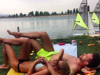 To je ale pohodička! Takto si dvojica užíva ničnerobenie