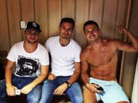 Hokejový brankár Jaroslav Janus (vpravo) má telo, ktoré rozhodne stojí za pohľad