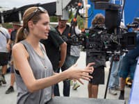 Angelina sa zhostila aj napísania scenára a bola zároveň režisérkou, čo si nevyskúšala po prvýkrát
