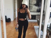 Rokmi sa Kylie zázračne nafúkla v mnohých partiách