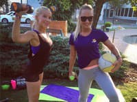 Sexi blondínka prepadla cvičeniu a motivuje aj ostatné ženy