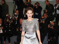 Herečka Kristen Stewart sa predviedla v strieborných šatách ku ktorým vhodne doplnila aj topánky