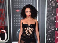 Takýchto outfitov má speváčka FKA Twigs plný šatník