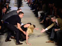 Nepríjemný pád Candice Swanepoel na Givenchy S/S 2016 počas NYFW