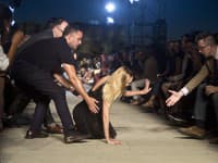 Candice Swanepoel nepríjemne spadla na Givenchy S/S 2016 počas NYFW