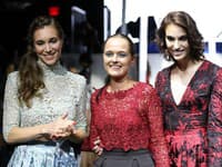 Moderátorka Eva Staron, rakúska dizajnérka Eva Poleschinki, ktorá hosťovala na prehliadke a manekýnka v jej modeli