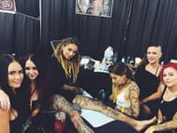 Netradičná modelka a tatérka v jednom smeruje až na samý vrchol