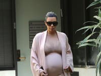 Kim Kardashian je po druhýkrát tehotná a ako sme pri nej zvyknutí, aj s okrúhlym bruškom si dopraje poriadne obtiahnuté a transparentné kúsky