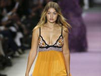 Modelka Gigi Hadid na prehliadke Giambattistu Valli