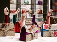 Ikonická kabelka Gucci Dionysus nadekorovaná priamo v jednom z butikov