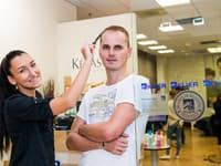 Polusácky tím aj tentoraz začal svoju „jazdu“ v kaderníctve KLIER, kde Paľove vlasy oživili moderným krátkym zostrihom