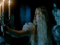 Vo filme Purpurový vrch vám  Guillermo del Toro naservíruje desivú gotickú romancu v nádhernom balení
