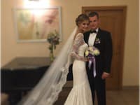 Modelka Kate G. mala počas svojho veľkého dňa oblečené šaty od známeho Zaca Posena