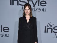 Dakota Johnson vymenila šaty za nohavicový kostým z dielne Louis Vuitton