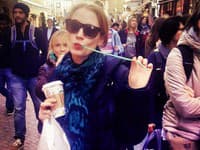 Majte sa na pozore! Po Prahe blúdi známa hollywoodska hviezda Jessica Chastain