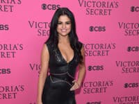 Selena Gomez v koženej kreácii módneho domu Louis Vuitton