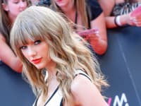Aj speváčka Taylor Swift si obľúbila tohto dizajnéra