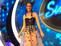 Umelkyňa si sama zo seba robí srandu a divákov zabáva aj takýmito lookmi. Krásne šaty pochádzajú z dielne českej dizajnérky Zuzany Kubičkovej