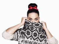 H&M s radosťou uvádza prvé fotografie Katy Perry v sviatočnej kolekcii