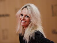 Pamela Anderson šokovala krepovitými strapatými vlasmi
