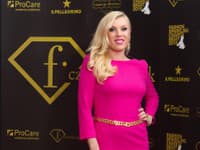 Riaditeľka Fashion TV Gabriela Drobová v ružových šatách s výstrihom na chrbte