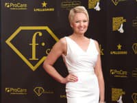 Moderátorka Adriana Kmotríková v jednoduchej bielej róbe, ktorá nechala vyniknúť jej krásu