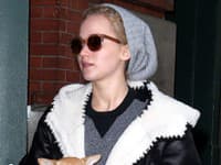 Krásna herečka Jennifer Lawrence sa maskuje ako sa len dá