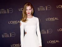V zaujímavých šatách cez týždeň zažiarila aj Karlie Kloss