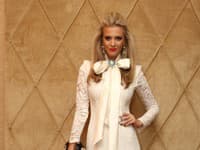 Modelka Mária Zelinová v krásnej elegantnej bielej róbe 