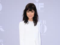 Herečka Selma Blair žiarila v bielych šatách Stelly McCartney