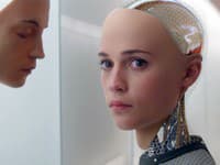 Úloha vo filme Ex Machina jej vyniesla tiež nomináciu na Zlatý Glóbus