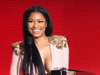 Nicki Minaj vypúšťa z úst jednu perlu za druhou