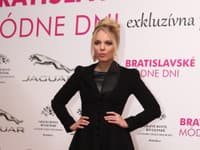 Veronika Ostrihoňová ako dáma v čiernom 