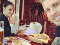 Futbalista Ján Ďurica a misska Magda Šebestová sa tešia z ich dcérky Ninky