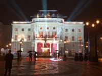 Pohľad na historickú budovu SND pred začiatkom Plesu v opere 2016