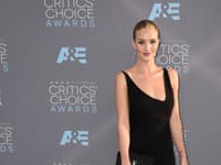 Rosie Huntington-Whiteley žiarila v čiernej róbe