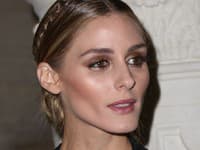 Olivia Palermo predviedla tento účes na nedávnom fashion weeku v Paríži, ZDROJ: Foto: Profimedia