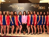 Finálová zostava súťaže Miss Slovensko 2016 s riaditeľkou Karolínou Chomistekovou, ZDROJ: Foto: Ján Zemiar