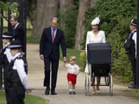 William, George a princezná Kate cestou na krst Charlotte