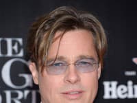 Kto by len povedal, že Brad Pitt má tam dole málo centimetrov