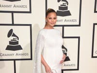 Tehotná modelka Chrissy Teigen zažiarila v bielej kreácii