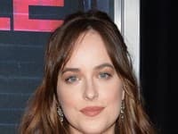 Medené pramene aké nosí aj herečka Dakota Johnson sú jedným z veľkých trendov sezóny