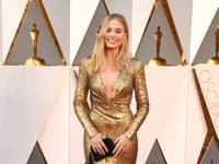 Herečka Margot Robbie zažiarila počas večera v zlatej róbe Toma Forda