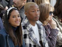 Spevák Pharell Williams prišiel aj s manželkou