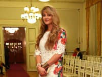 Manželka Thomasa Puskailera, Abbie stavila na romantickú čipku a kvetinový vzor
